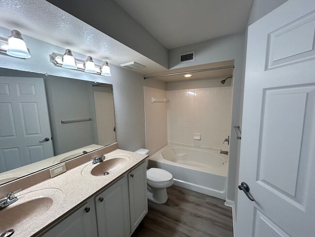 Building Photo - Lovely 2/2 Ground Floor Condo For Rent in ...