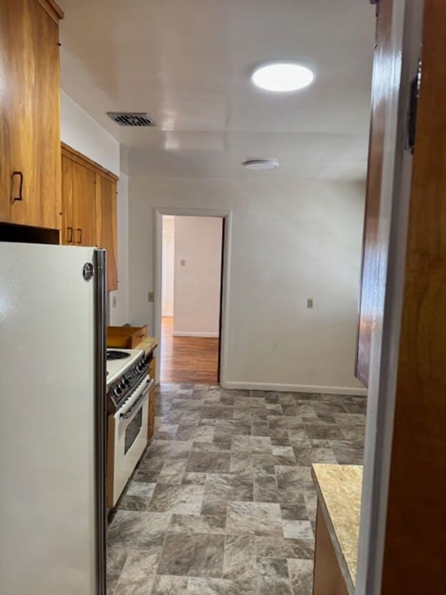 Building Photo - SINGLE LEVEL, 3 BEDROOM HOME WITH DETACHED...