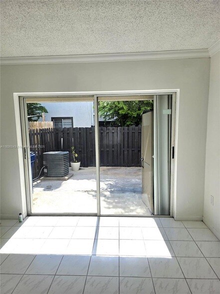 Building Photo - 1158 NW 124th Ave
