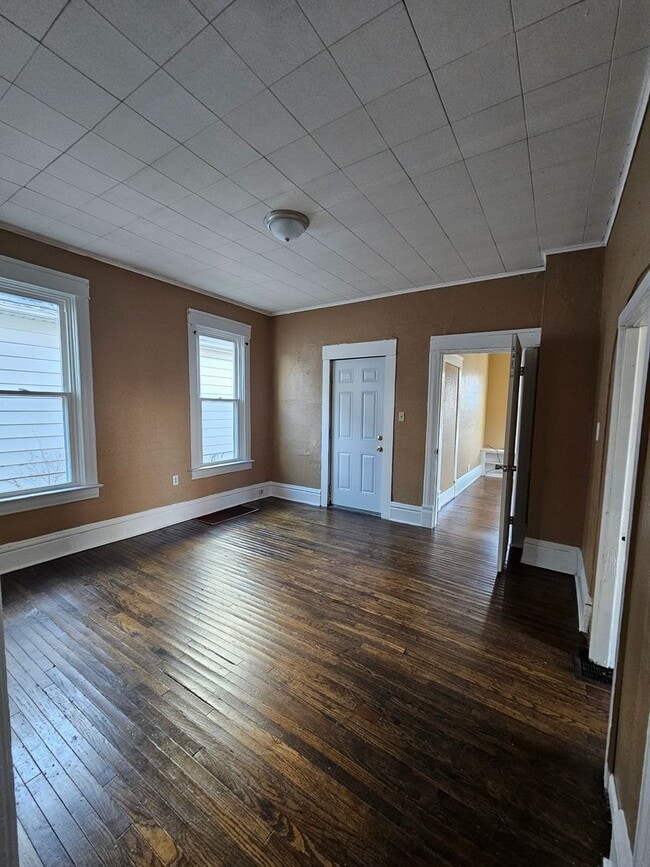 Building Photo - Completely Remodeled 4 bedroom