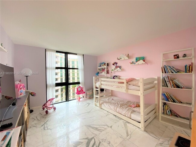 Building Photo - 1121 Crandon Blvd