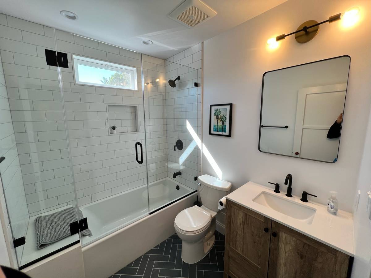 Secondary bathroom - 1644 Wellesley Ave