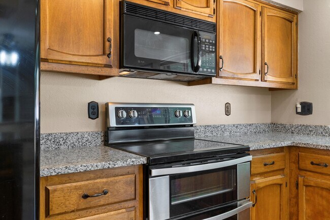 Building Photo - 5400 Dee Dr NE