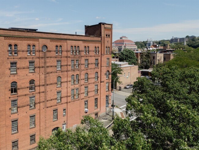 Building Photo - 155 River St