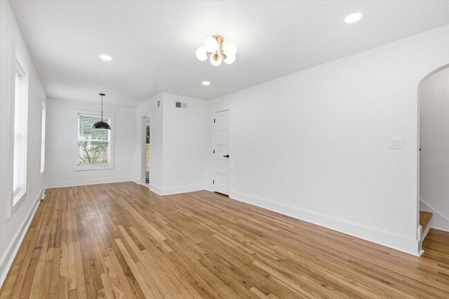 Building Photo - 421 E Jennings St