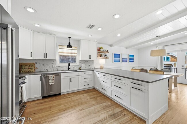 Building Photo - 1440 Beach Ave