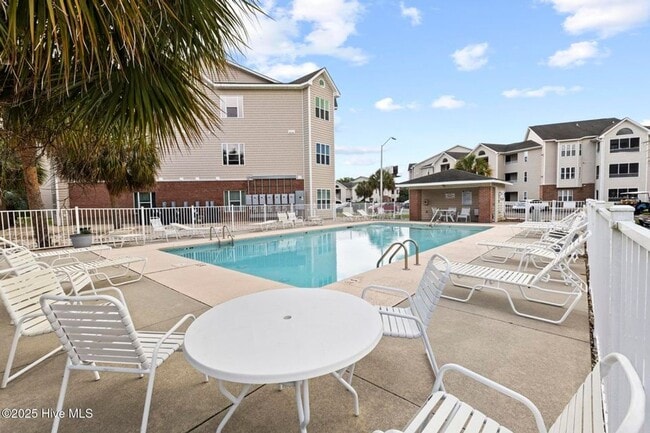 Building Photo - Fully furnished dream condo in Carolina Beach