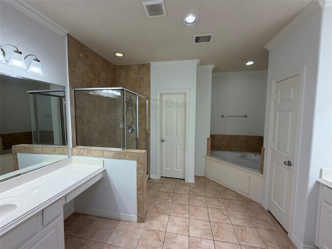 Building Photo - 11602 Royal Oaks Crossing