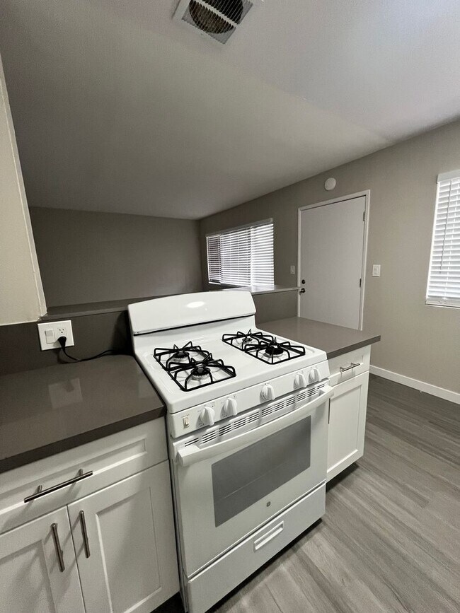 Building Photo - SPACIOUS 2 BEDROOM 1 BATH UPSTAIRS