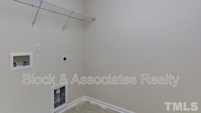 Building Photo - 213 Begen St