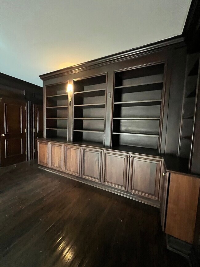 Building Photo - 2008 S Calumet Ave