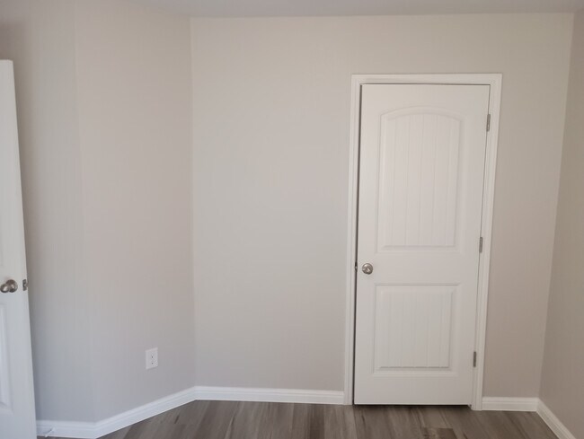 Building Photo - Room in House on Dashmoor Creek