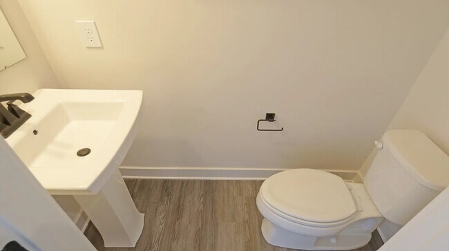 Building Photo - 4 Connaught Ct