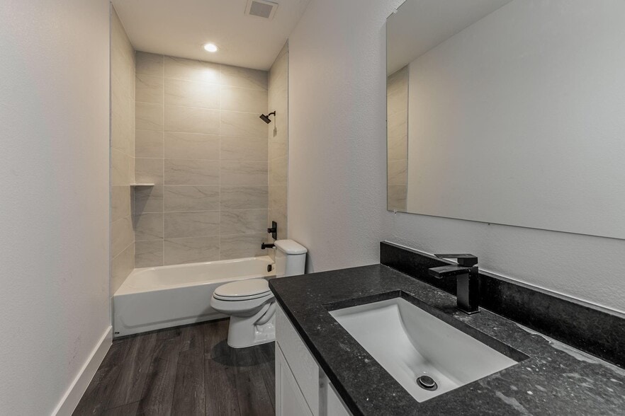 Building Photo - 770 Elwayne Ave