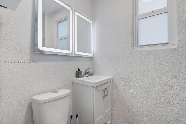 Building Photo - 6039 SW 38th St