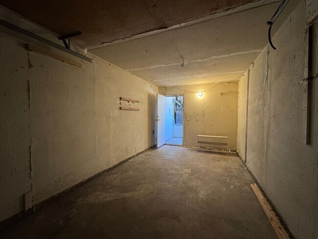 Building Photo - Two Bed, One Bath Triplex with a One Car G...