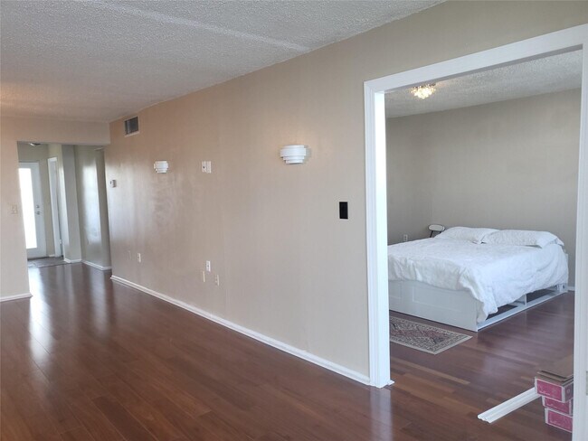 Building Photo - 1075 NE Miami Gardens Dr