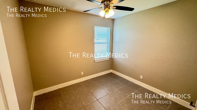 Building Photo - 13 Zinnia Ln