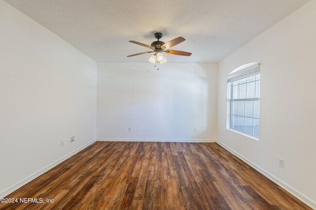 Building Photo - 1630 Vineland Cir