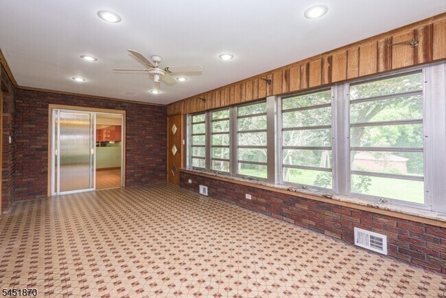 Building Photo - 681 Easton Ave