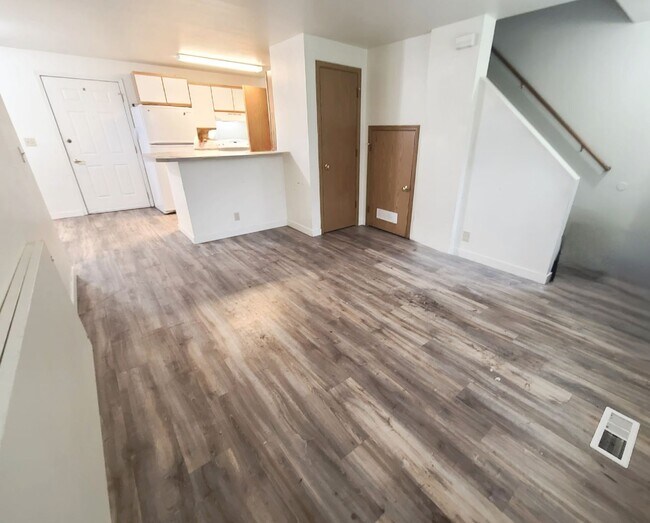 Building Photo - Charming 2 bedroom 1 bath townhome available!