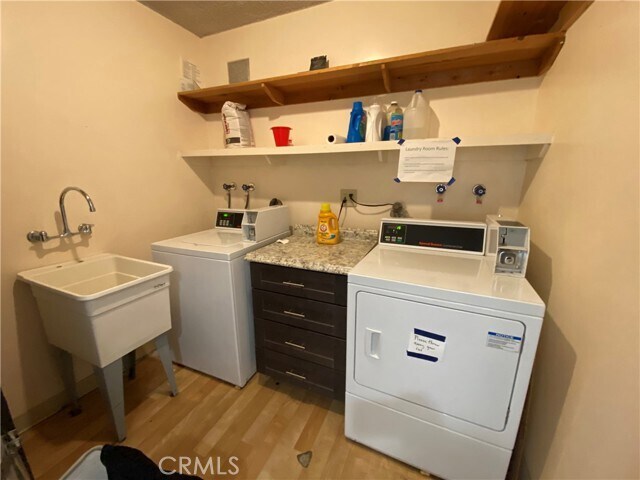 Building Photo - 208 S Park View St