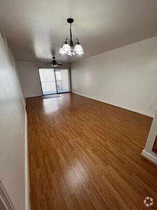 Building Photo - AVAILABLE NOW! Village at University Heigh...
