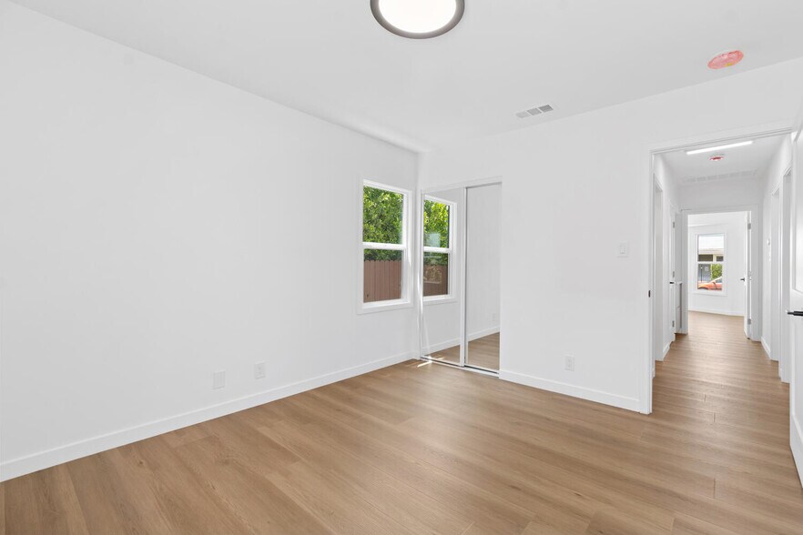 Building Photo - 5554 Radford Ave