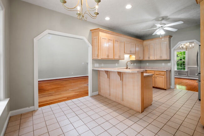 Building Photo - 619 Greyshire Dr