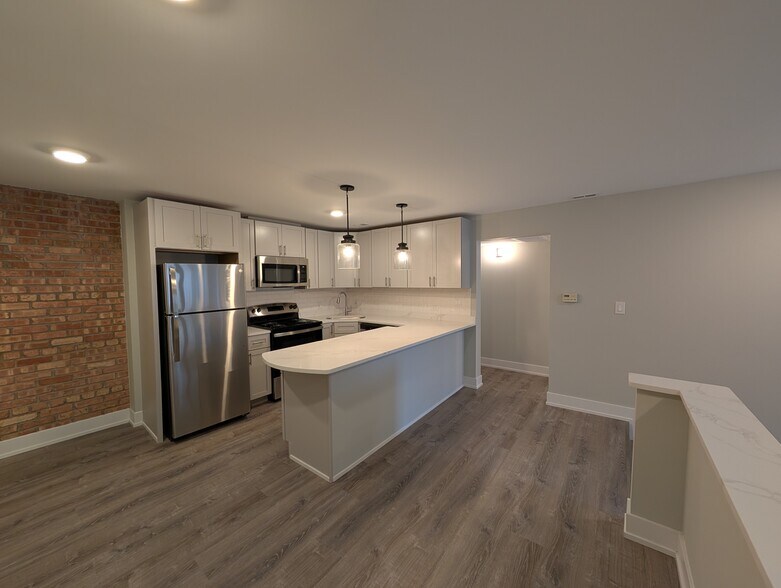 Building Photo - 1214 N La Salle Dr