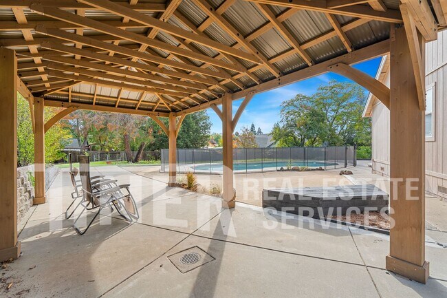 Building Photo - 3065 Cerro Cir