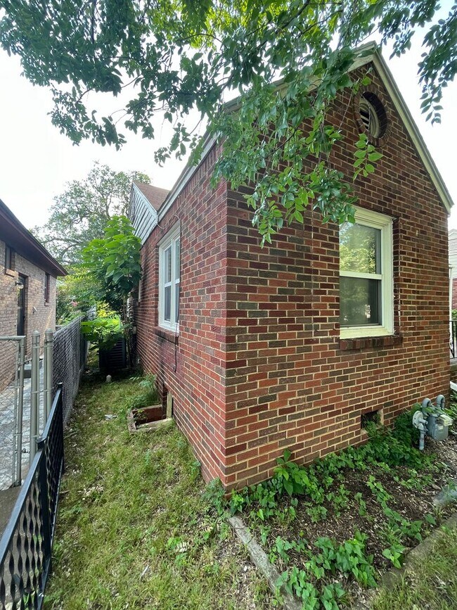 Building Photo - 728 N Marion Ave