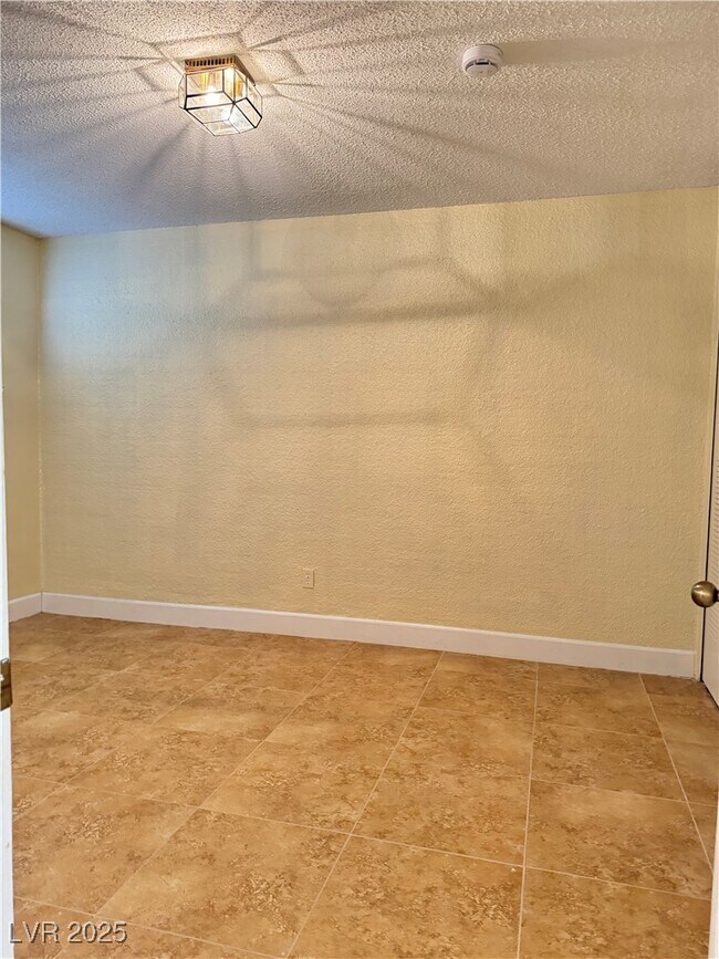 Building Photo - 350 E Desert Inn Rd