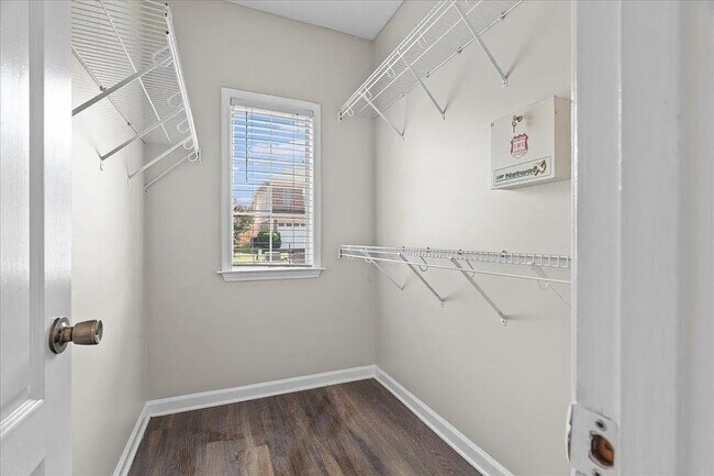Building Photo - Available Now! 3 Bedroom 2 Bathroom Home i...