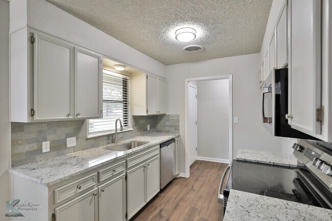 Building Photo - 4350 Bluebonnet Ct
