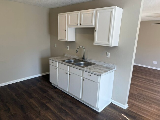 Building Photo - December Move-in Special! 1/2 off first mo...