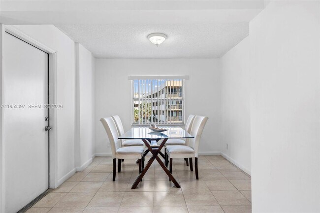 Building Photo - 401 Golden Isles Dr