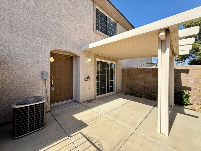 Building Photo - Beautiful 3-bedroom townhome in a desirable gated Green Valley community!