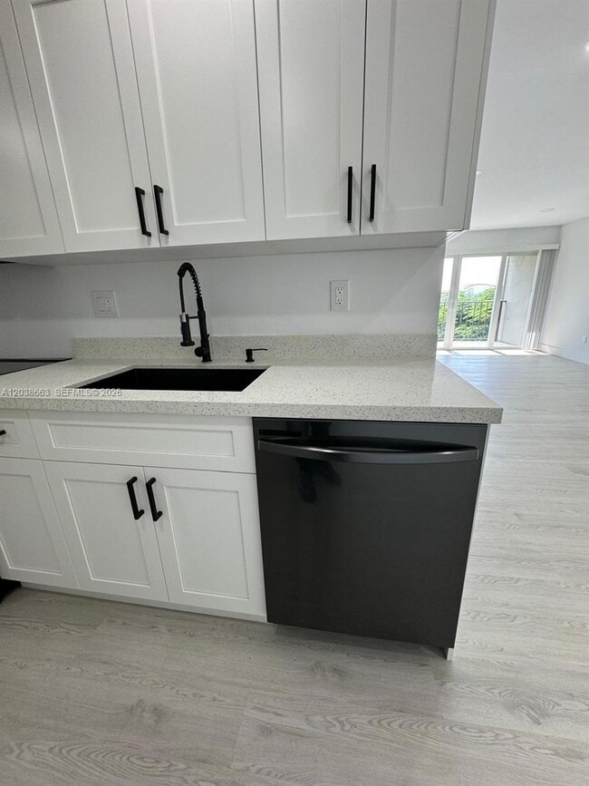 Building Photo - 9280 Fontainebleau Blvd