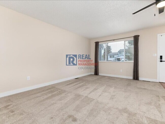 Building Photo - 1424 S Sierra Dr
