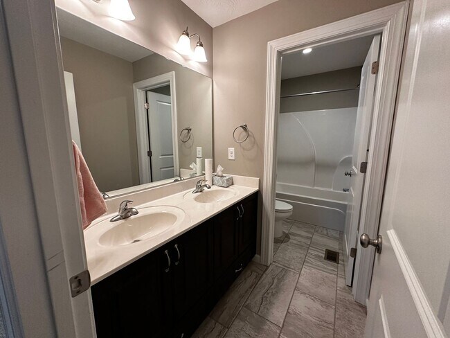 Building Photo - 977 Glenhaven Dr