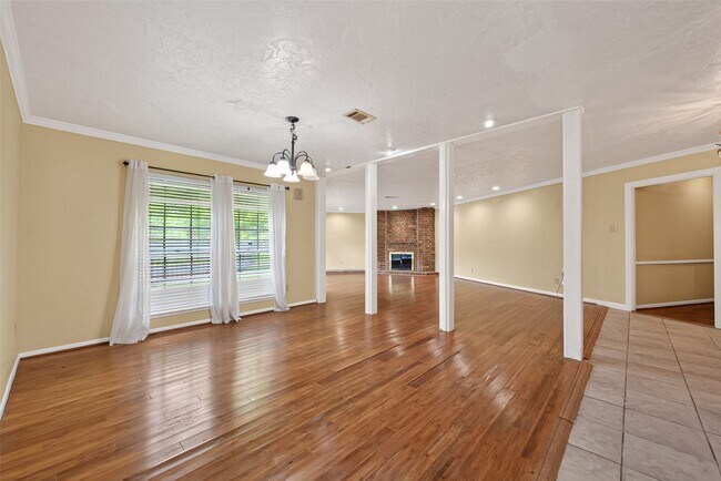 Building Photo - 1701 Mistletoe Ln