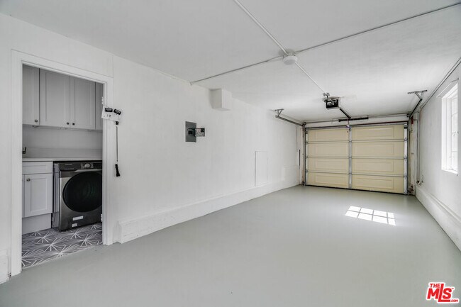 Building Photo - 741 Chautauqua Blvd