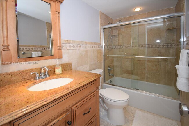 Building Photo - 1069 Hillsboro Mile