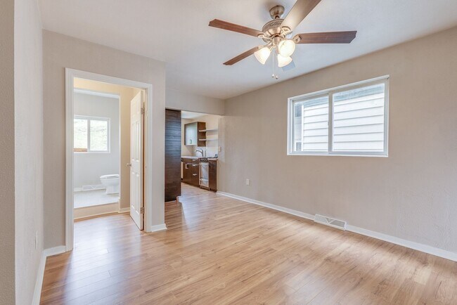 Building Photo - 1022 E Warrington Ave