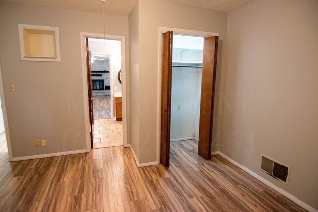 Building Photo - 4 Bedroom 2 Bath