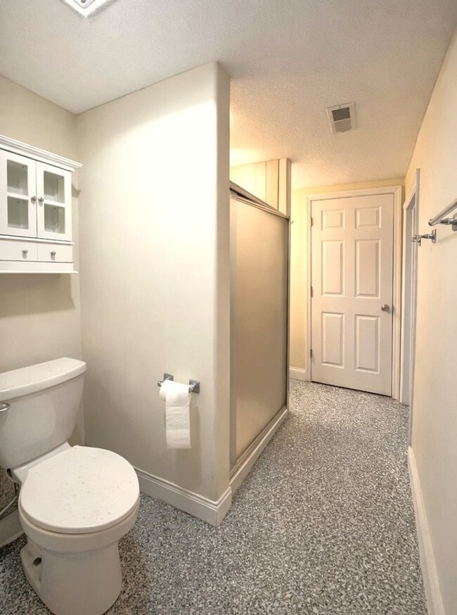 Building Photo - SEE IT NOW: Bright 3-Bed, 2.5-Bath Townhouse with Private Deck & Fenced Yard in Oak Meyer Gardens!