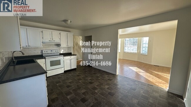 Building Photo - 3 Bedroom, 1.5 Bath Town home.