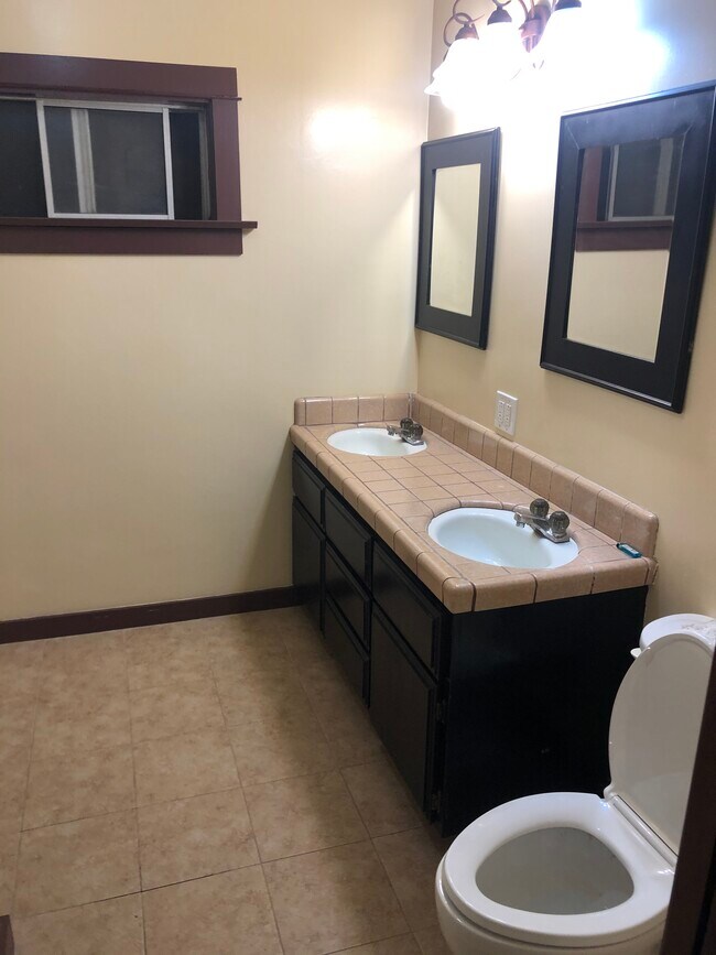 Bathroom - 214 Valle Vista Ave