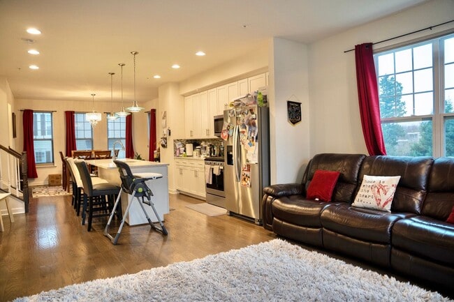 Building Photo - Amazing 4 BR/3.5 BA EOG Townhome in Lanham!